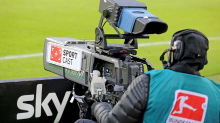 Kurz vor der Entscheidung im Milliardenpoker um die Bundesliga-Rechte erhöht der Pay-TV-Sender Sky Deutschland die Preise.