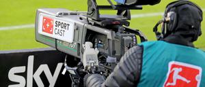 Kurz vor der Entscheidung im Milliardenpoker um die Bundesliga-Rechte erhöht der Pay-TV-Sender Sky Deutschland die Preise.