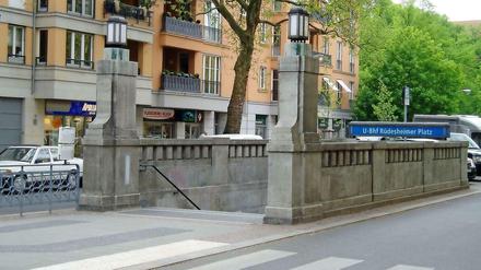 Der Rüdesheimer Platz, hier am nördlichen Eingang des U-Bahnhofs.