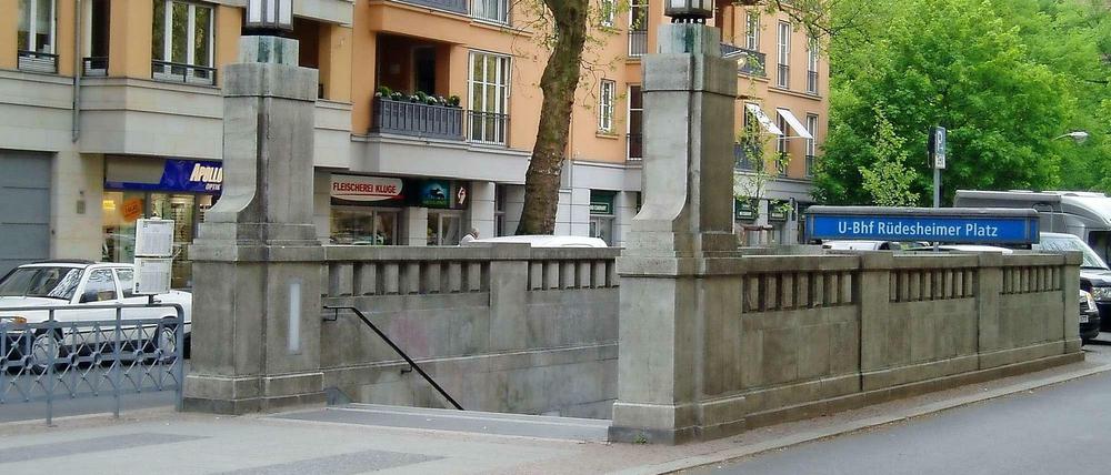 Der Rüdesheimer Platz, hier am nördlichen Eingang des U-Bahnhofs.