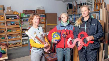 Alles da. Corinna Vosse (l.) und Frauke Hehl (r.) im Materiallager in Pankow. Derzeit werden sie unterstützt von der Bundesfreiwilligendienstleistenden Agnes Duda.