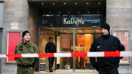 Sie konnten nur noch den Tatort sichern: Polizisten vor dem KaDeWe, am Tag des Überfalls.