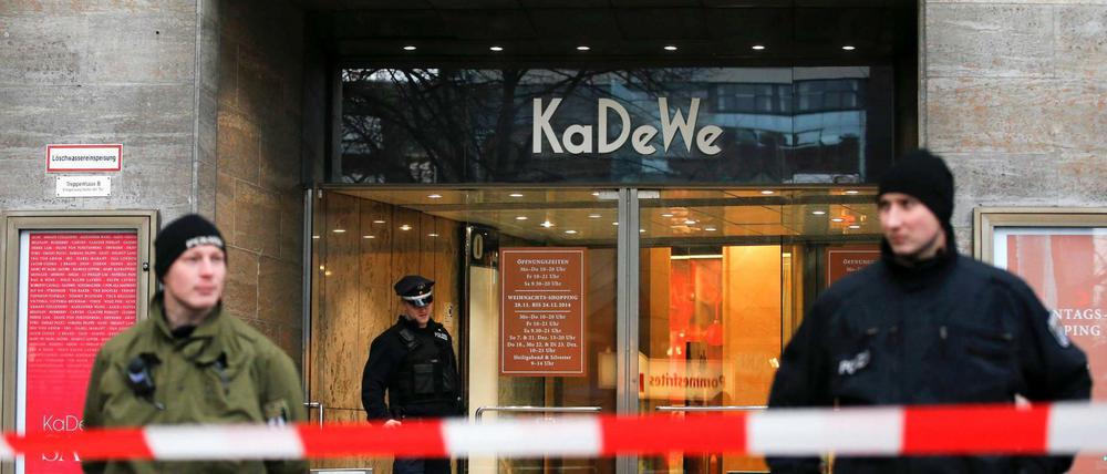 Sie konnten nur noch den Tatort sichern: Polizisten vor dem KaDeWe, am Tag des Überfalls.