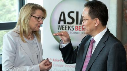 Wollen den Austausch zwischen Start-ups intensivieren: Berlins Wirtschaftssenatorin Cornelia Yzer (CDU) und Lee Kyung-soo, Botschafter der Republik Korea.
