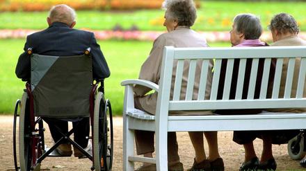 Vier alte Menschen sitzen im Schlosspark Pillnitz bei Dresden. Die Lebenshaltungskosten sind auch für alte Menschen extrem unterschiedlich in Deutschland. 