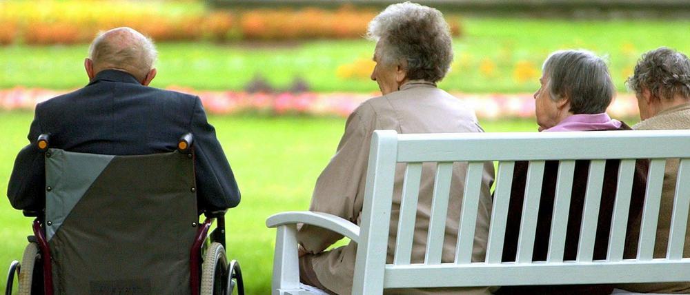Vier alte Menschen sitzen im Schlosspark Pillnitz bei Dresden. Die Lebenshaltungskosten sind auch für alte Menschen extrem unterschiedlich in Deutschland.