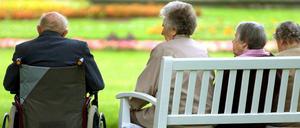 Vier alte Menschen sitzen im Schlosspark Pillnitz bei Dresden. Die Lebenshaltungskosten sind auch für alte Menschen extrem unterschiedlich in Deutschland. 