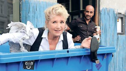 Und Hollywood?  Fanny (Jutta Speidel) versteckt sich im ARD-Film vorm Gerichtsvollzieher. Auf Wohlfühlstimmung möchte sich die Schauspielerin aber nicht festlegen lassen.
