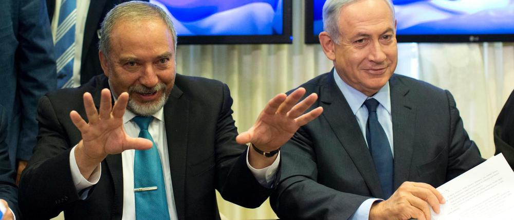 Avigdor Lieberman (links) und Ministerpräsident bei der Unterzeichnung des Koalitionsvertrags.