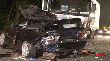 Ein zerstörtes Fahrzeug und ein Lastwagen nach einem Unfall in Petershagen (Nordrhein-Westfalen)