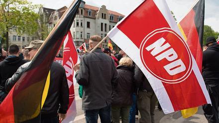 Anhänger der NPD bei einer Kundgebung.