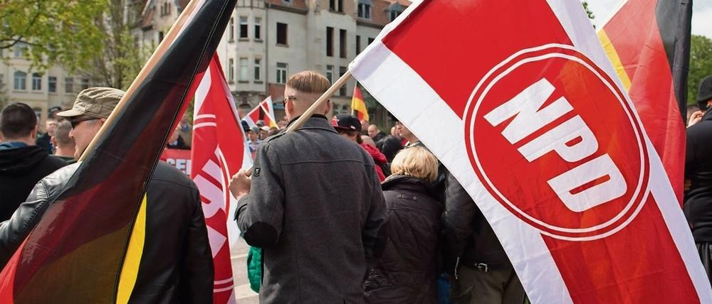 Anhänger der NPD bei einer Kundgebung.