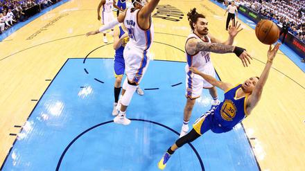 Stephen Curry (r.) und die Golden State Warriors kassierten von Oklahoma City um Center Steven Adams eine Abreibung.