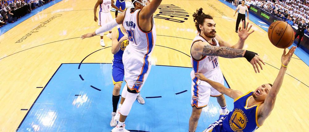 Stephen Curry (r.) und die Golden State Warriors kassierten von Oklahoma City um Center Steven Adams eine Abreibung.