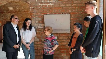 Spandauer Gymnasiasten und Stadtrat Hanke im Gespräch mit der Zeitzeugin Doris Grosdanovicova.