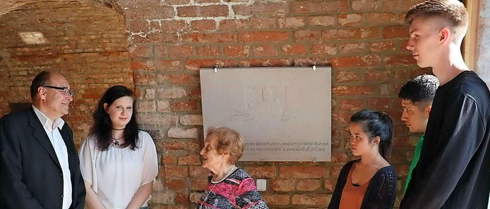 Spandauer Gymnasiasten und Stadtrat Hanke im Gespräch mit der Zeitzeugin Doris Grosdanovicova.