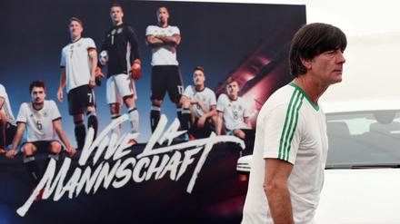 Joachim Löw auf dem Weg zur Pressekonferenz im Trainingslager in Ascona.