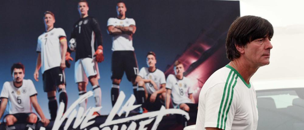 Joachim Löw auf dem Weg zur Pressekonferenz im Trainingslager in Ascona.