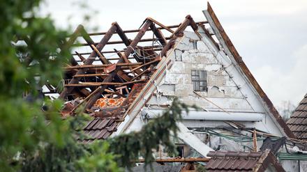 Ein extremes Unwetter hat in der nordrhein-westfälischen Stadt Minden mehrere Dächer abgedeckt.