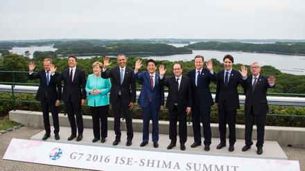 Die Staatschefs der G7-Nationen sowie EU-Ratspräsident Donald Tusk (links) und EU-Kommissionspräsident Jean-Claude Juncker (rechts) stellen sich in Ise zum Gruppenfoto auf.