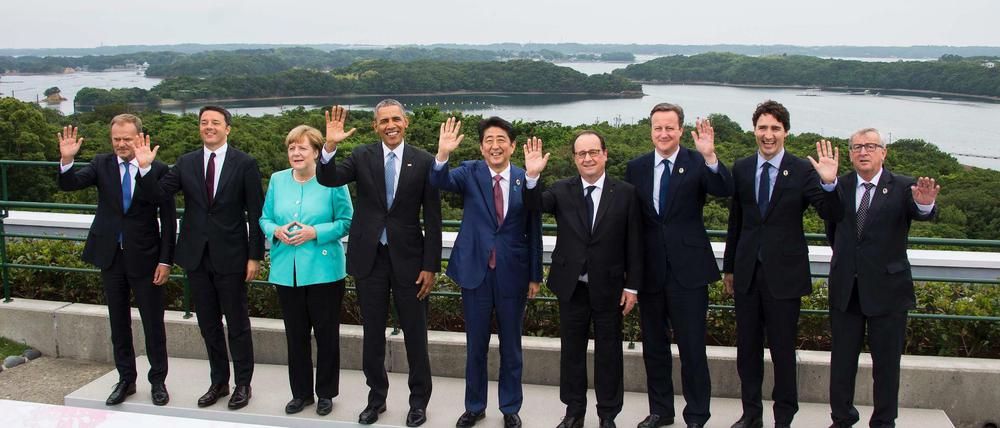 Die Staatschefs der G7-Nationen sowie EU-Ratspräsident Donald Tusk (links) und EU-Kommissionspräsident Jean-Claude Juncker (rechts) stellen sich in Ise zum Gruppenfoto auf. 