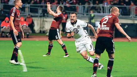 Das Tor zur Bundesliga ist gefallen. Der Frankfurter Haris Seferovic (in weiß) hat seinem Klub den Klassenerhalt beschert. 
