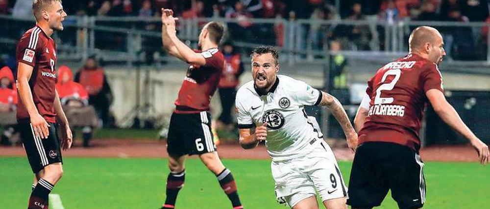 Das Tor zur Bundesliga ist gefallen. Der Frankfurter Haris Seferovic (in weiß) hat seinem Klub den Klassenerhalt beschert. 