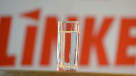 Wie voll ist das Glas für die Linke in Brandenburg tatsächlich noch? Nach einer neuen Umfrage zieht die AfD an der Linken vorbei.