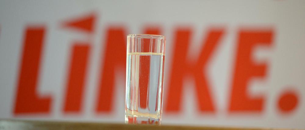 Wie voll ist das Glas für die Linke in Brandenburg tatsächlich noch? Nach einer neuen Umfrage zieht die AfD an der Linken vorbei.