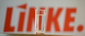 Wie voll ist das Glas für die Linke in Brandenburg tatsächlich noch? Nach einer neuen Umfrage zieht die AfD an der Linken vorbei.