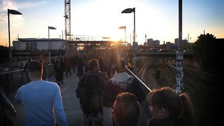 Auf dem Übergang zum S-Bahnhof Warschauer Straße kam es zu der Nazi-Attacke.