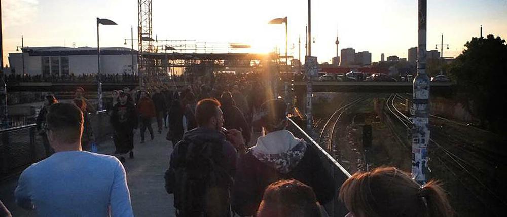 Auf dem Übergang zum S-Bahnhof Warschauer Straße kam es zu der Nazi-Attacke.