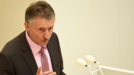 Innenminister Karl-Heinz Schröter greift ein: In der Dienstwagen-Affäre hat er nun die Staatsanwaltschaft eingeschaltet.