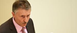 Innenminister Karl-Heinz Schröter greift ein: In der Dienstwagen-Affäre hat er nun die Staatsanwaltschaft eingeschaltet.