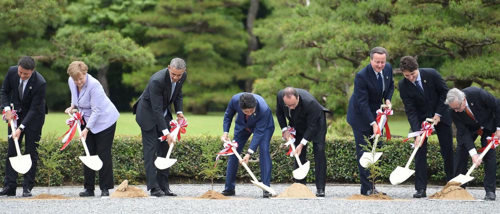 Prominente Aufbauhilfe. Die Führer der G7-Staaten sowie EU-Kommissionspräsident Jean-Claude Juncker und EU-Ratspräsident Donald Dusk pflanzen in Japan Bäume.