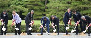 Prominente Aufbauhilfe. Die Führer der G7-Staaten sowie EU-Kommissionspräsident Jean-Claude Juncker und EU-Ratspräsident Donald Dusk pflanzen in Japan Bäume.