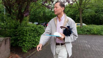 Auf dem Weg zu seiner Arbeitsstelle, den Sozialeinrichtungen der Bodelschwinghschen Stiftungen in Bielefeld: Ex-Arcandor-Chef Thomas Middelhoff.