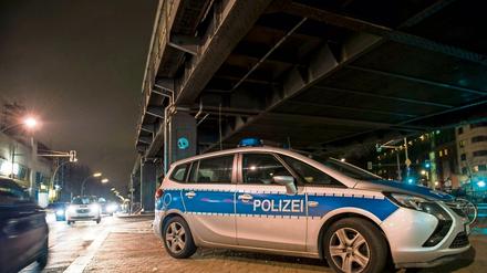 Ein Polizeiwagen beim U-Bahnhof Kottbusser Tor.