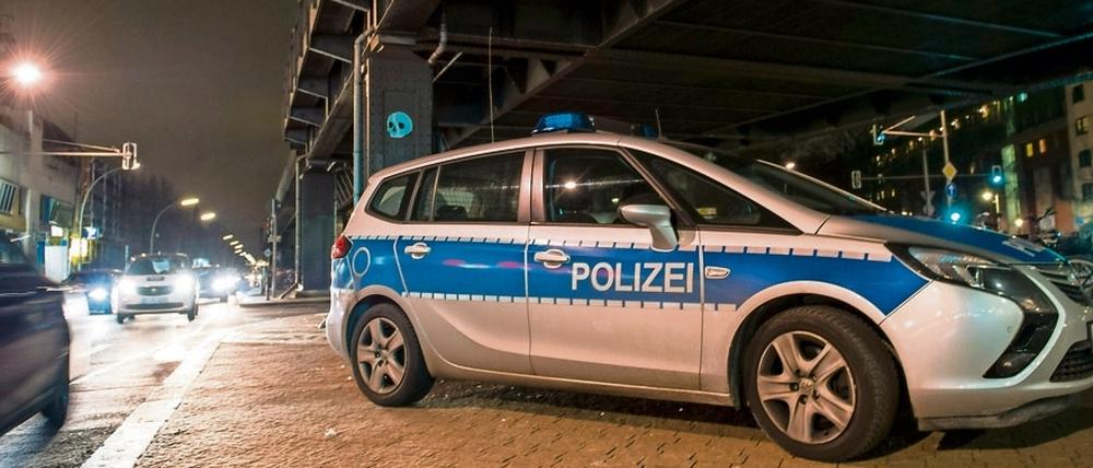 Ein Polizeiwagen beim U-Bahnhof Kottbusser Tor.
