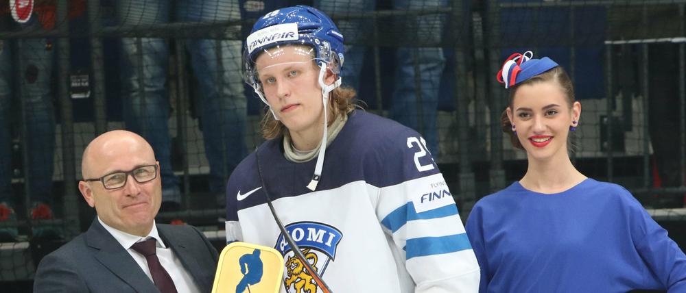 Ein Preis, der nicht erfreut. Finnlands Patrik Laine wird nach dem Finale als bester Spieler des Turniers ausgezeichnet.