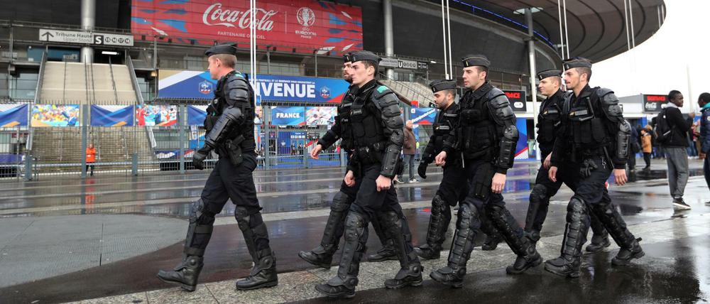 Aufmarsch. Rund um die Stadien, wie hier beim Testspiel Frankreich gegen Russland, soll es so sicher wie möglich zugehen.