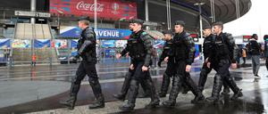 Aufmarsch. Rund um die Stadien, wie hier beim Testspiel Frankreich gegen Russland, soll es so sicher wie möglich zugehen.