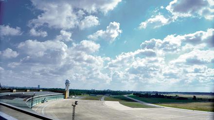 Geht da noch was? Blick vom Dach des Airports auf das freie Feld - die IHK will es bebauen. 