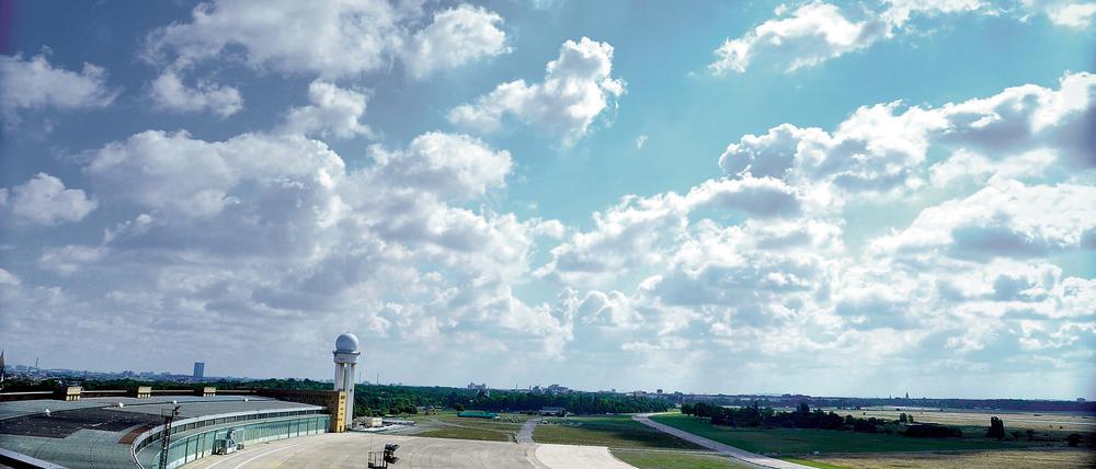 Geht da noch was? Blick vom Dach des Airports auf das freie Feld - die IHK will es bebauen.