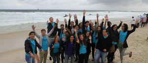 Die Nachwuchsreporter der Paralympics Zeitung am Strand in Rio de Janeiro während des Workshops 2016.