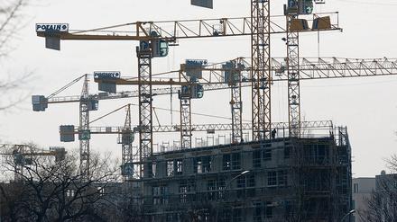 Es fehlt weiterhin an bezahlbarem Wohnraum. Über das Wahlkampfthema wurde nun debattiert.