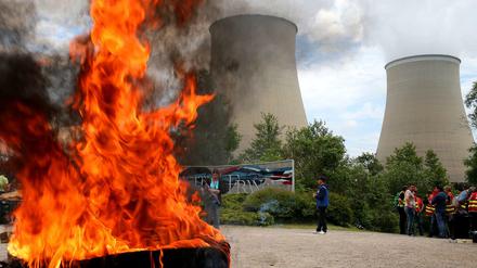 Streikende in Frankreich blockieren den Zugang zum Atomkraftwerk Nogent-sur-Seine. 