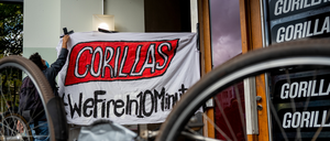 Vor der Zentrale des Lieferdienstes brachten die Protestierenden Transparente an