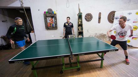 "Bild"-Herausgeber Kai Diekmann (rechts) und Enthüllungsjournalist Günter Wallraff duellieren sich an der Tischtennisplatte. Schiedsrichter ist Tischtennisprofi Timo Boll (Mitte).