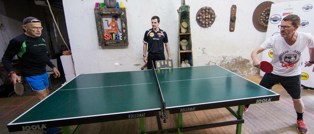 "Bild"-Herausgeber Kai Diekmann (rechts) und Enthüllungsjournalist Günter Wallraff duellieren sich an der Tischtennisplatte. Schiedsrichter ist Tischtennisprofi Timo Boll (Mitte).